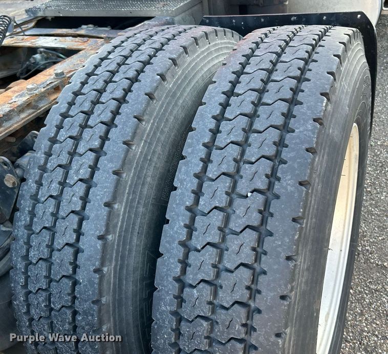 image for item NQ9819 2005 Mack CXN613  semi truck