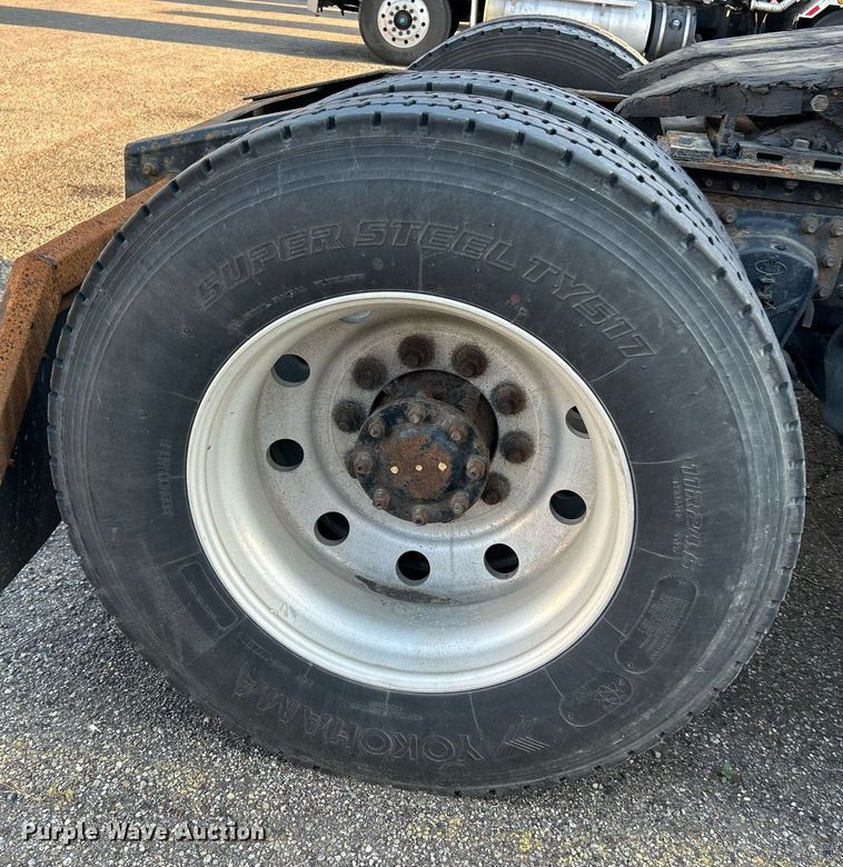 image for item NQ9819 2005 Mack CXN613  semi truck