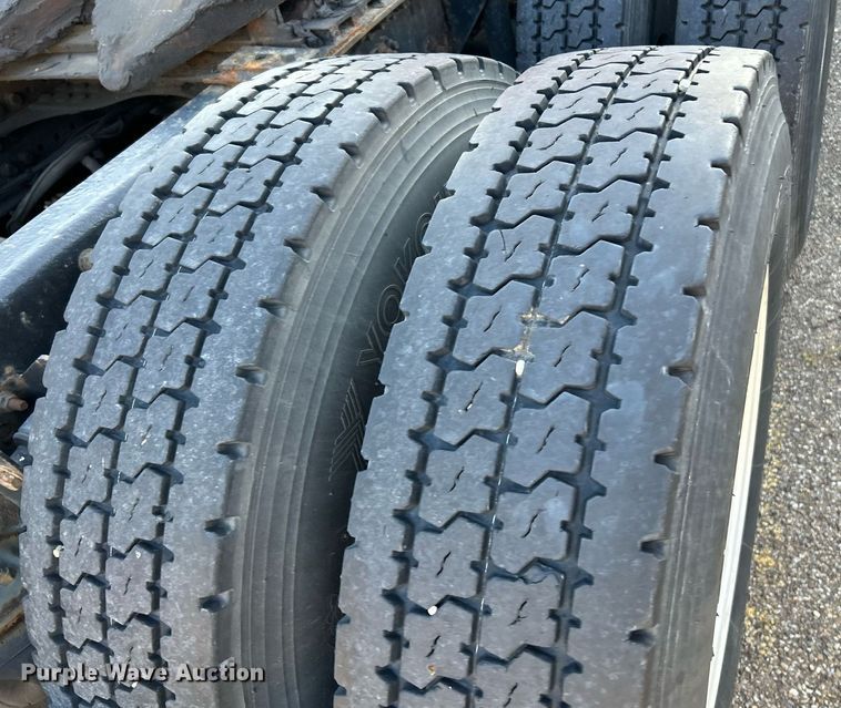 image for item NQ9819 2005 Mack CXN613  semi truck