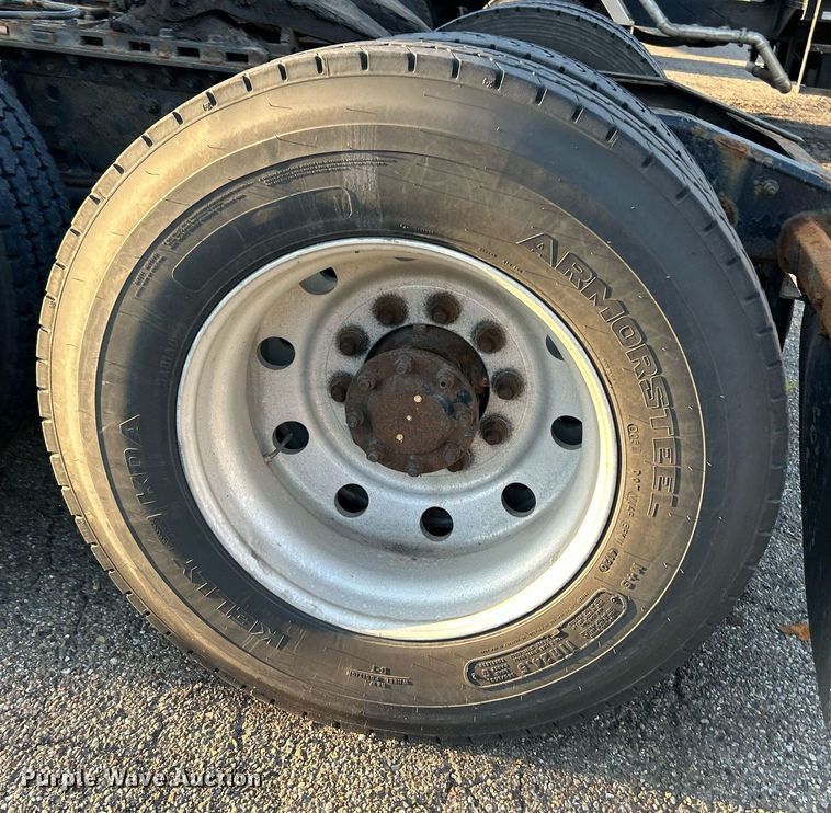 image for item NQ9819 2005 Mack CXN613  semi truck