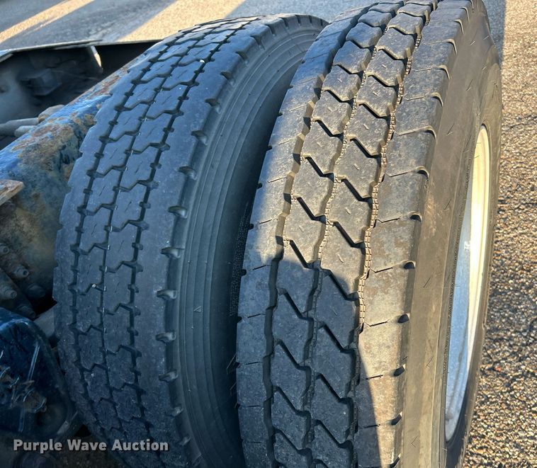 image for item NQ9819 2005 Mack CXN613  semi truck