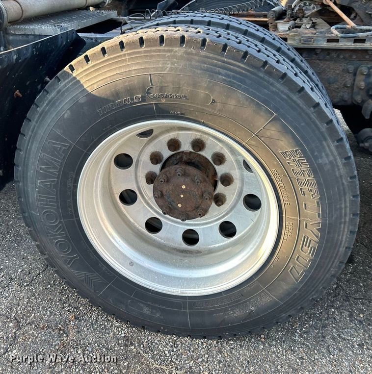 image for item NQ9819 2005 Mack CXN613  semi truck