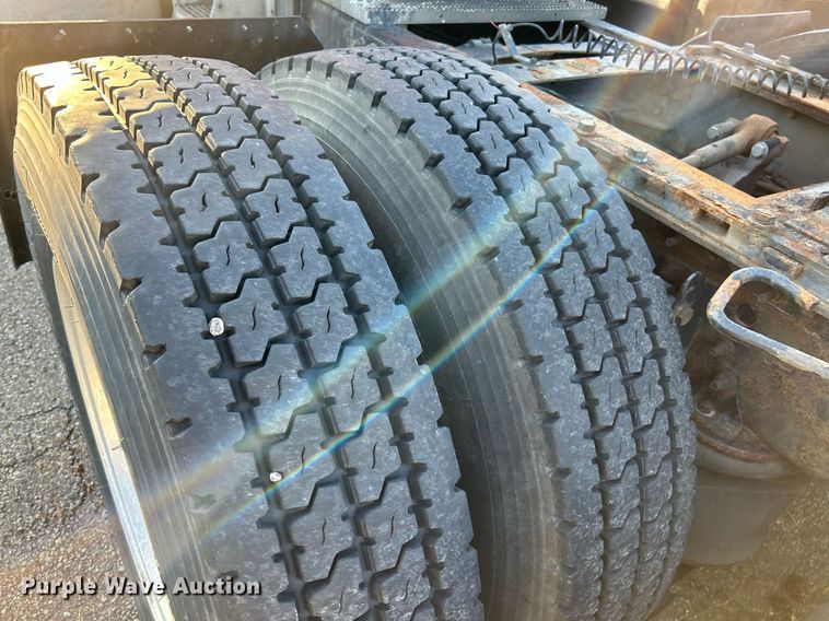 image for item NQ9819 2005 Mack CXN613  semi truck