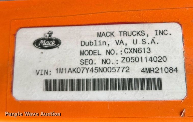 image for item NQ9819 2005 Mack CXN613  semi truck
