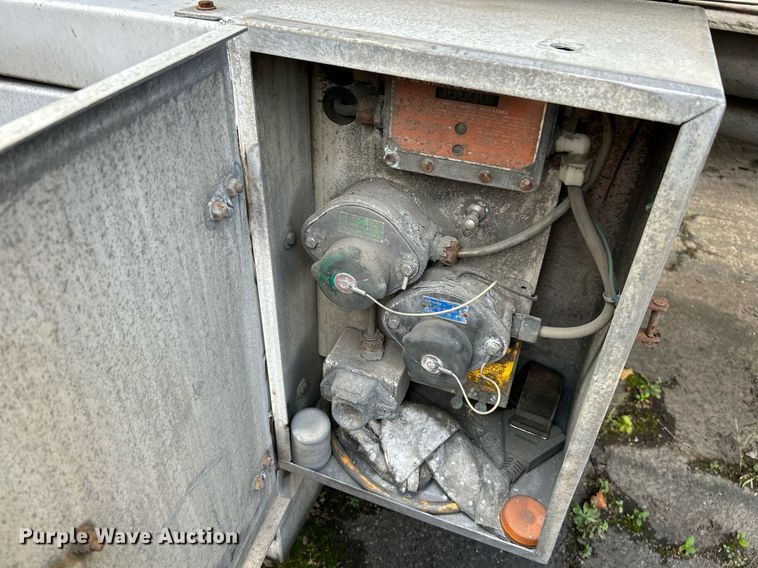 image for item NQ9820 1987 Fruehauf  tank trailer