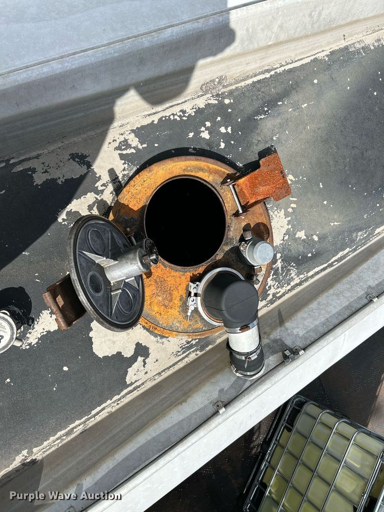 image for item NQ9820 1987 Fruehauf  tank trailer