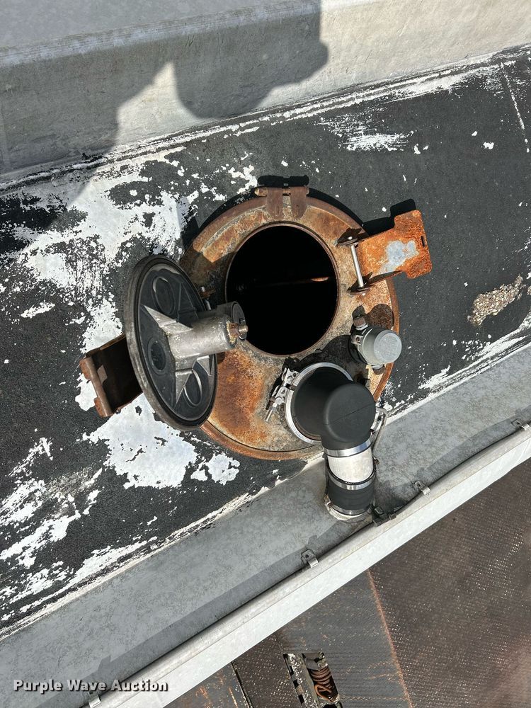 image for item NQ9820 1987 Fruehauf  tank trailer