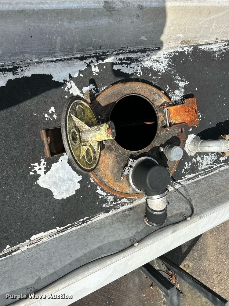 image for item NQ9820 1987 Fruehauf  tank trailer