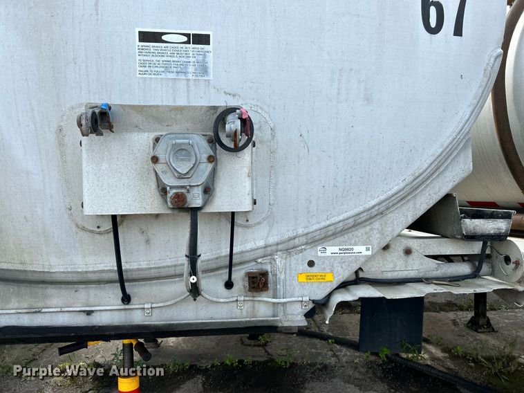image for item NQ9820 1987 Fruehauf  tank trailer