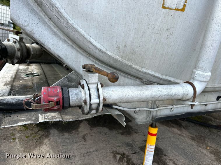 image for item NQ9820 1987 Fruehauf  tank trailer