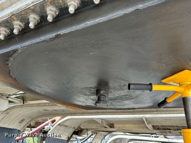 image for item NQ9820 1987 Fruehauf  tank trailer