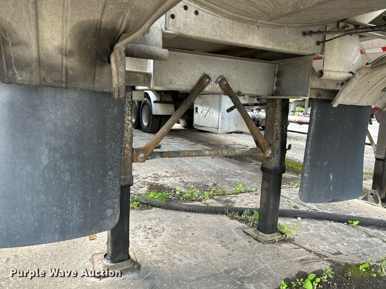 image for item NQ9820 1987 Fruehauf  tank trailer