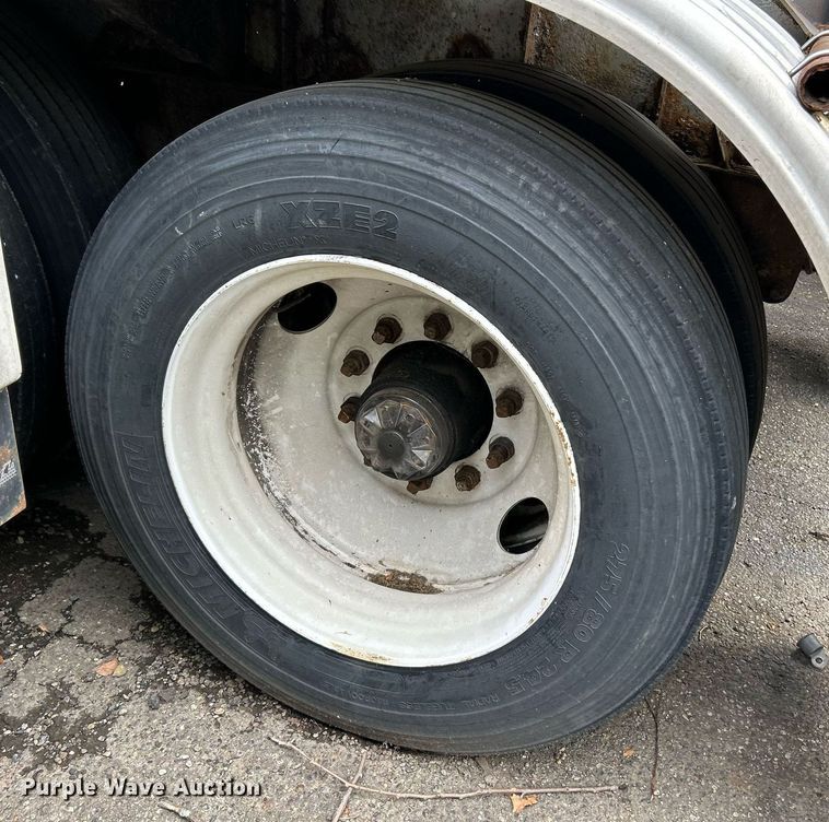 image for item NQ9820 1987 Fruehauf  tank trailer