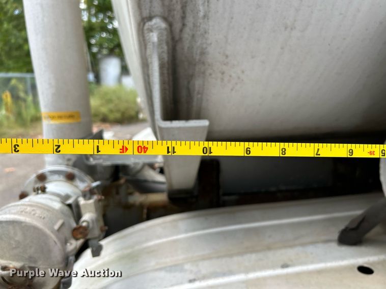 image for item NQ9820 1987 Fruehauf  tank trailer