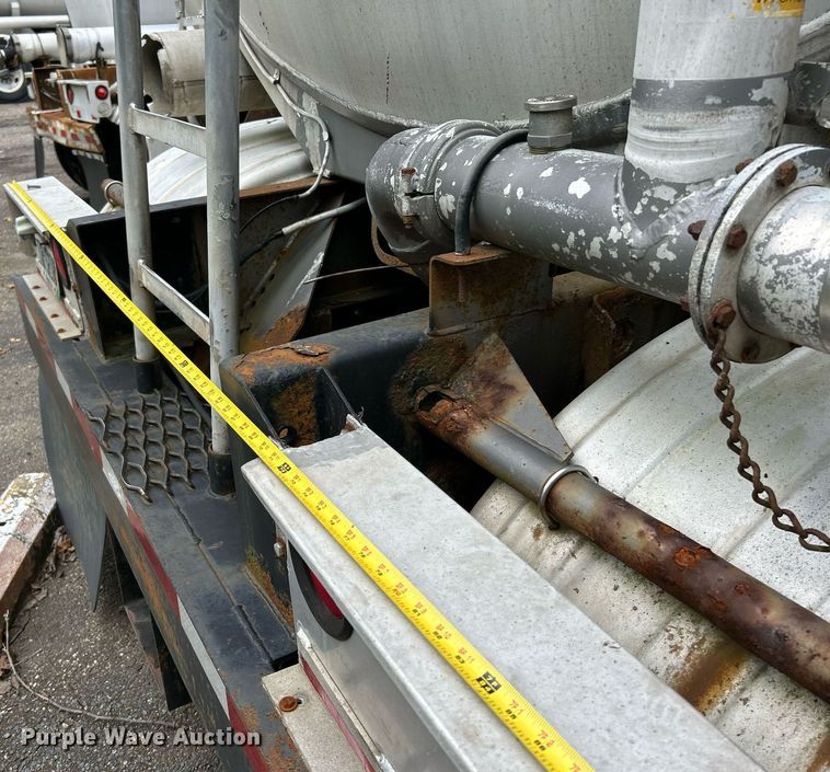 image for item NQ9820 1987 Fruehauf  tank trailer