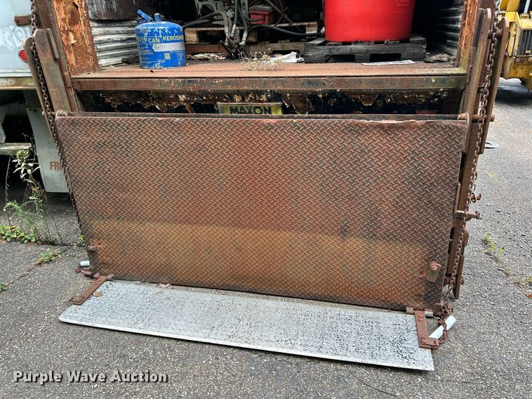 image for item NQ9822 1983 Strick  dry van trailer