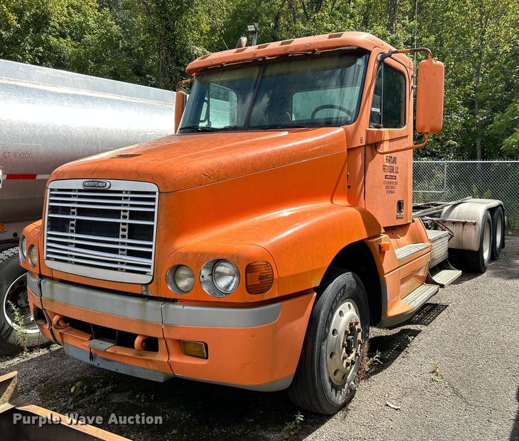 image for item NQ9825 2000 Freightliner Century Class  semi truck