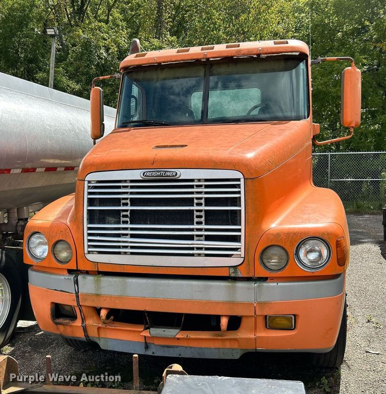 image for item NQ9825 2000 Freightliner Century Class  semi truck