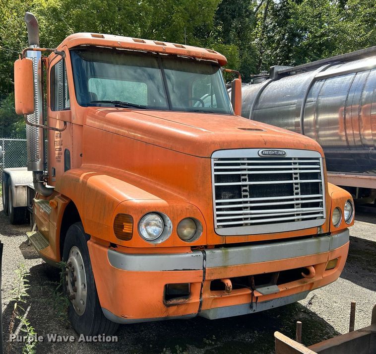 image for item NQ9825 2000 Freightliner Century Class  semi truck