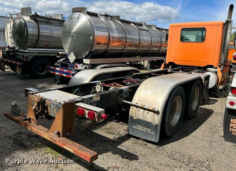 image for item NQ9825 2000 Freightliner Century Class  semi truck