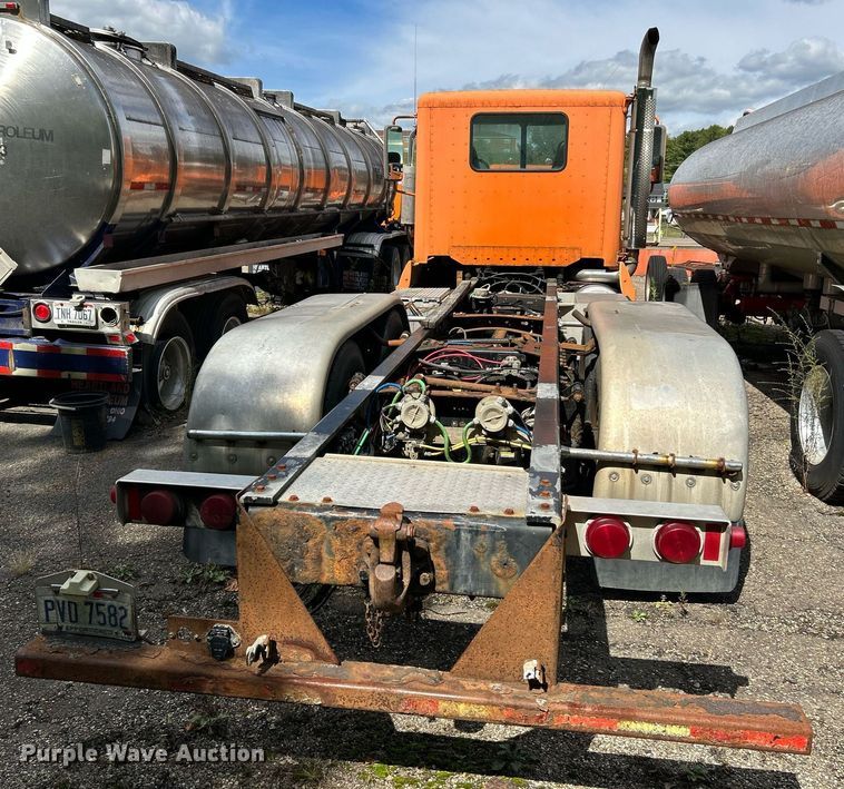 image for item NQ9825 2000 Freightliner Century Class  semi truck