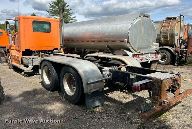 image for item NQ9825 2000 Freightliner Century Class  semi truck