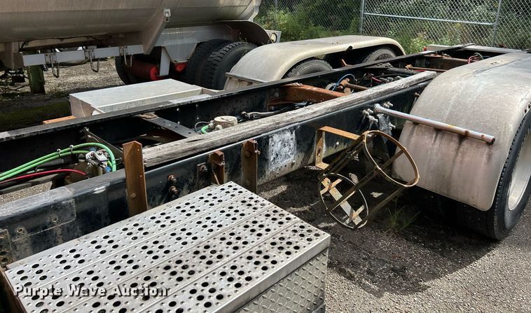 image for item NQ9825 2000 Freightliner Century Class  semi truck