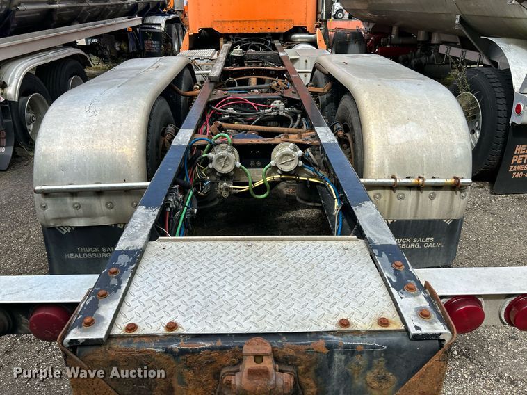 image for item NQ9825 2000 Freightliner Century Class  semi truck