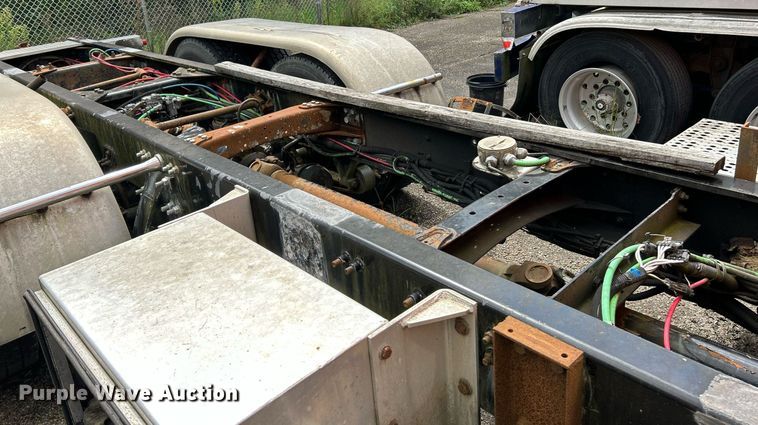 image for item NQ9825 2000 Freightliner Century Class  semi truck