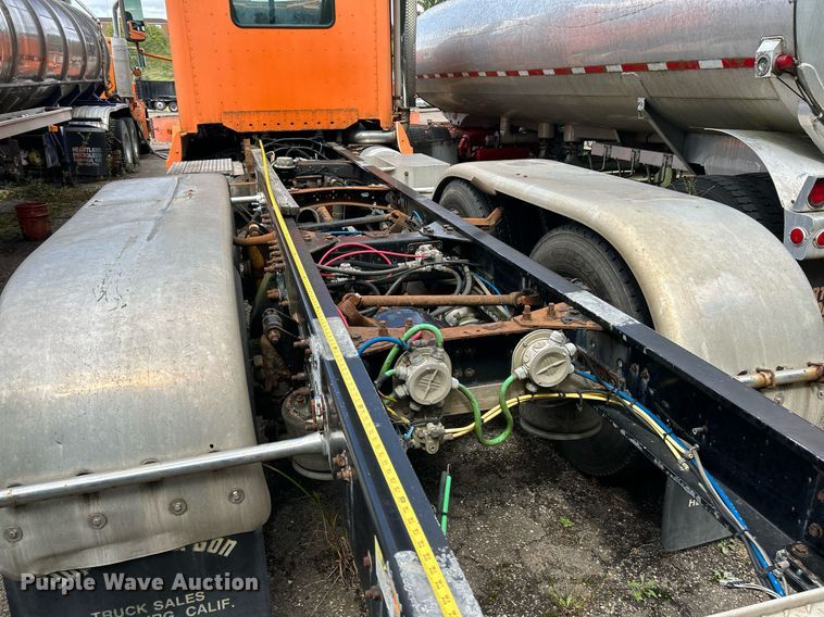 image for item NQ9825 2000 Freightliner Century Class  semi truck