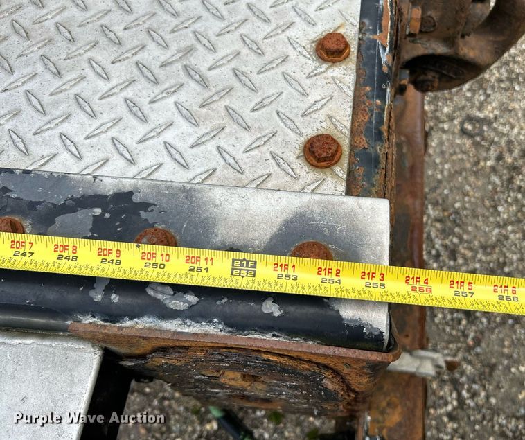 image for item NQ9825 2000 Freightliner Century Class  semi truck