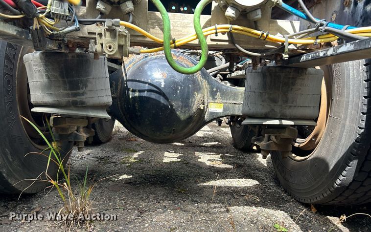 image for item NQ9825 2000 Freightliner Century Class  semi truck