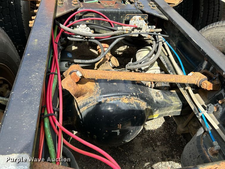 image for item NQ9825 2000 Freightliner Century Class  semi truck