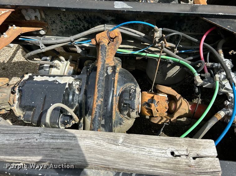 image for item NQ9825 2000 Freightliner Century Class  semi truck