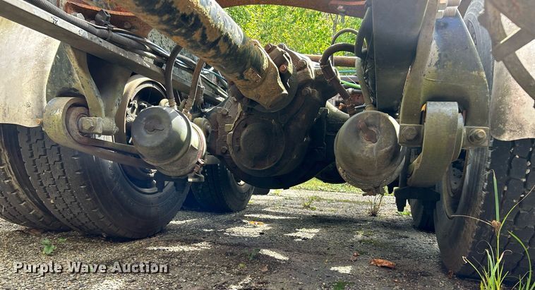 image for item NQ9825 2000 Freightliner Century Class  semi truck