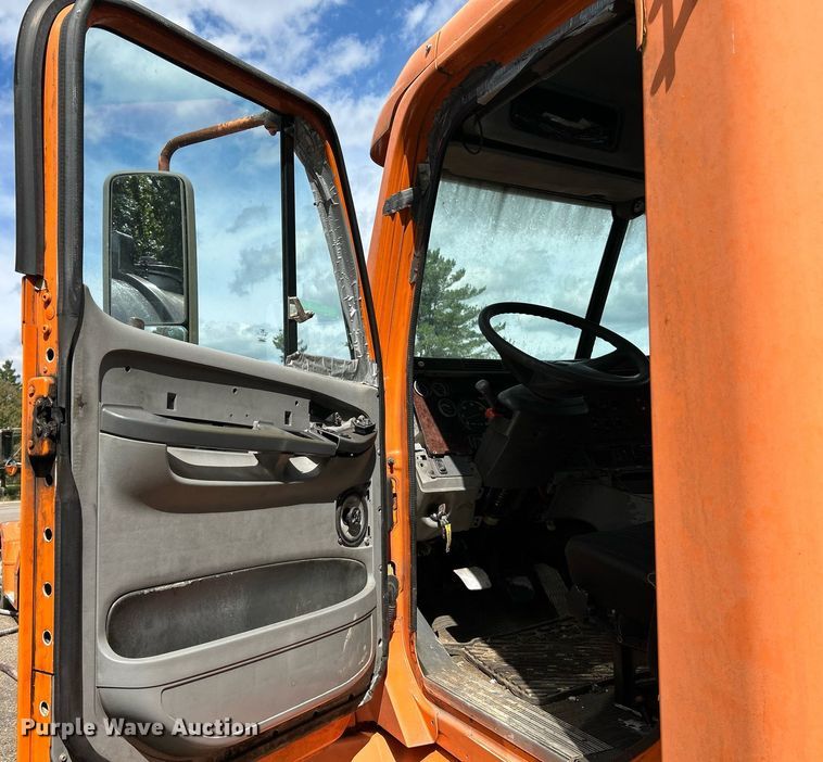 image for item NQ9825 2000 Freightliner Century Class  semi truck