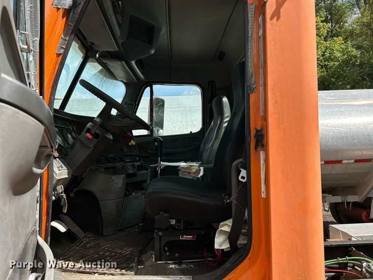 image for item NQ9825 2000 Freightliner Century Class  semi truck