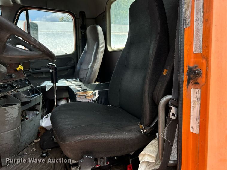 image for item NQ9825 2000 Freightliner Century Class  semi truck