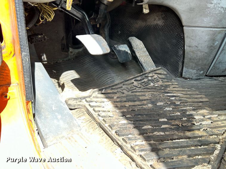 image for item NQ9825 2000 Freightliner Century Class  semi truck