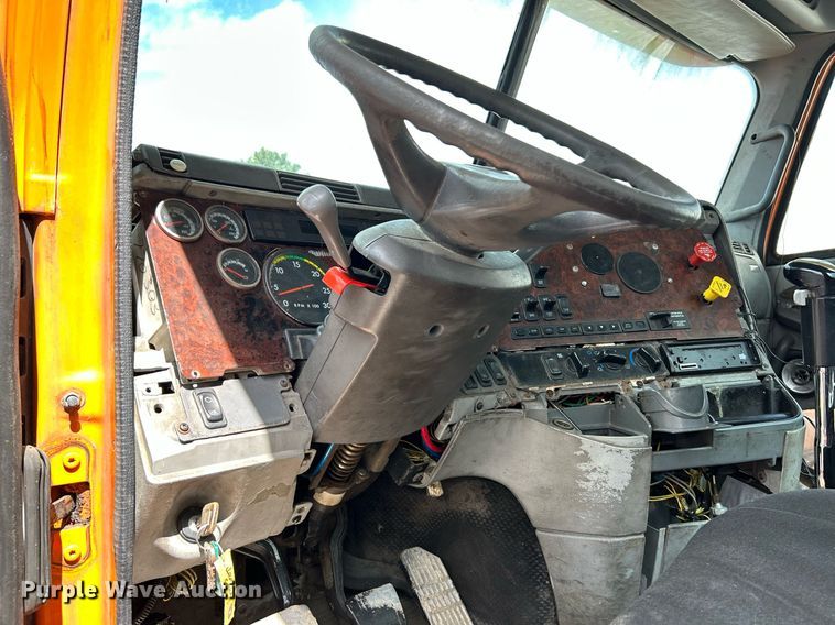 image for item NQ9825 2000 Freightliner Century Class  semi truck