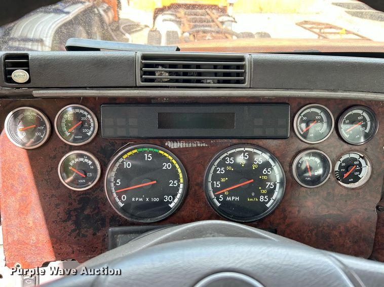 image for item NQ9825 2000 Freightliner Century Class  semi truck