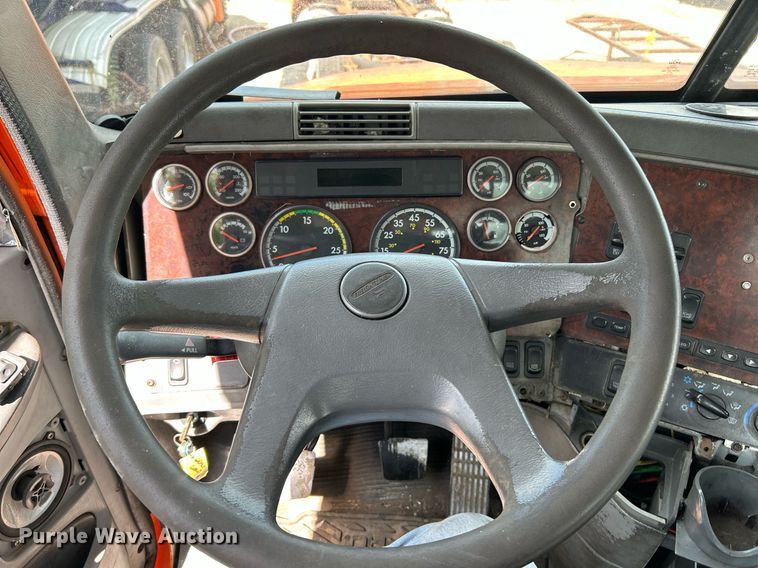 image for item NQ9825 2000 Freightliner Century Class  semi truck