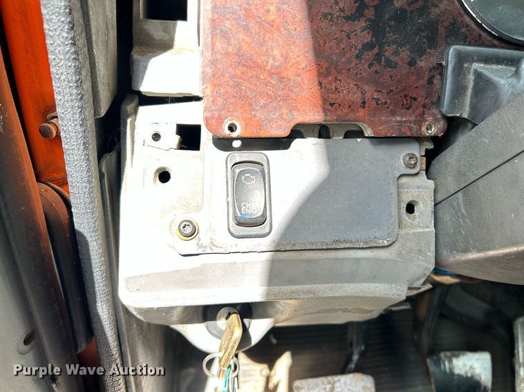 image for item NQ9825 2000 Freightliner Century Class  semi truck