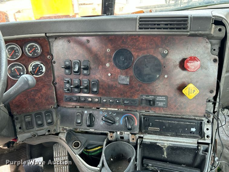 image for item NQ9825 2000 Freightliner Century Class  semi truck