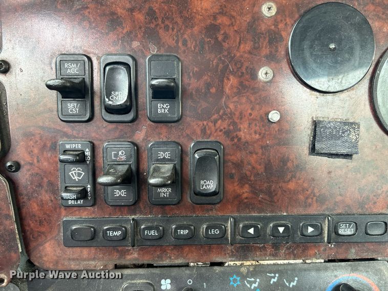 image for item NQ9825 2000 Freightliner Century Class  semi truck