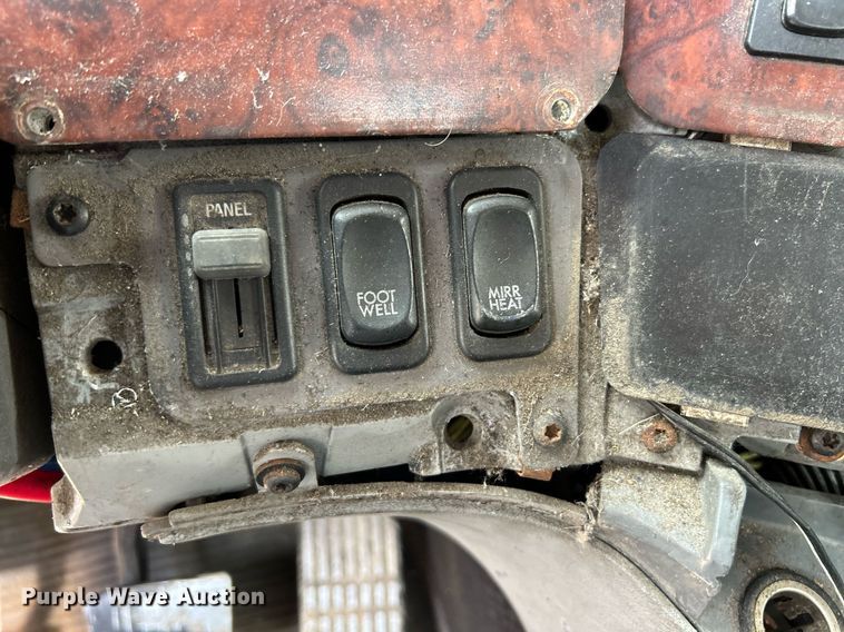 image for item NQ9825 2000 Freightliner Century Class  semi truck