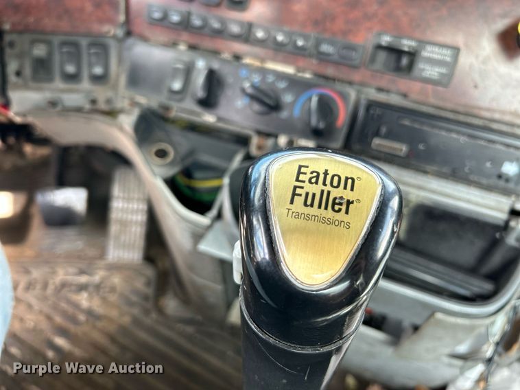 image for item NQ9825 2000 Freightliner Century Class  semi truck