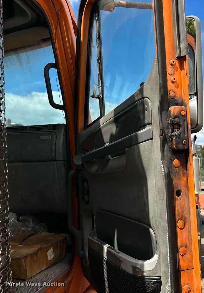 image for item NQ9825 2000 Freightliner Century Class  semi truck