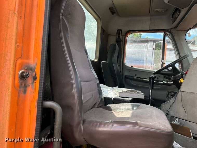 image for item NQ9825 2000 Freightliner Century Class  semi truck