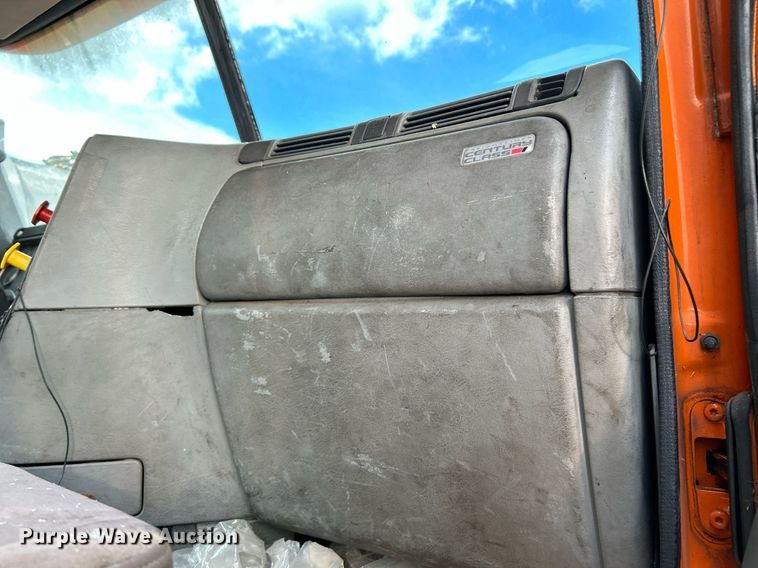 image for item NQ9825 2000 Freightliner Century Class  semi truck